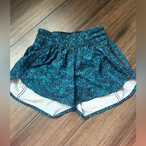 Lululemon shorts size 4 - Picture 1 of 3